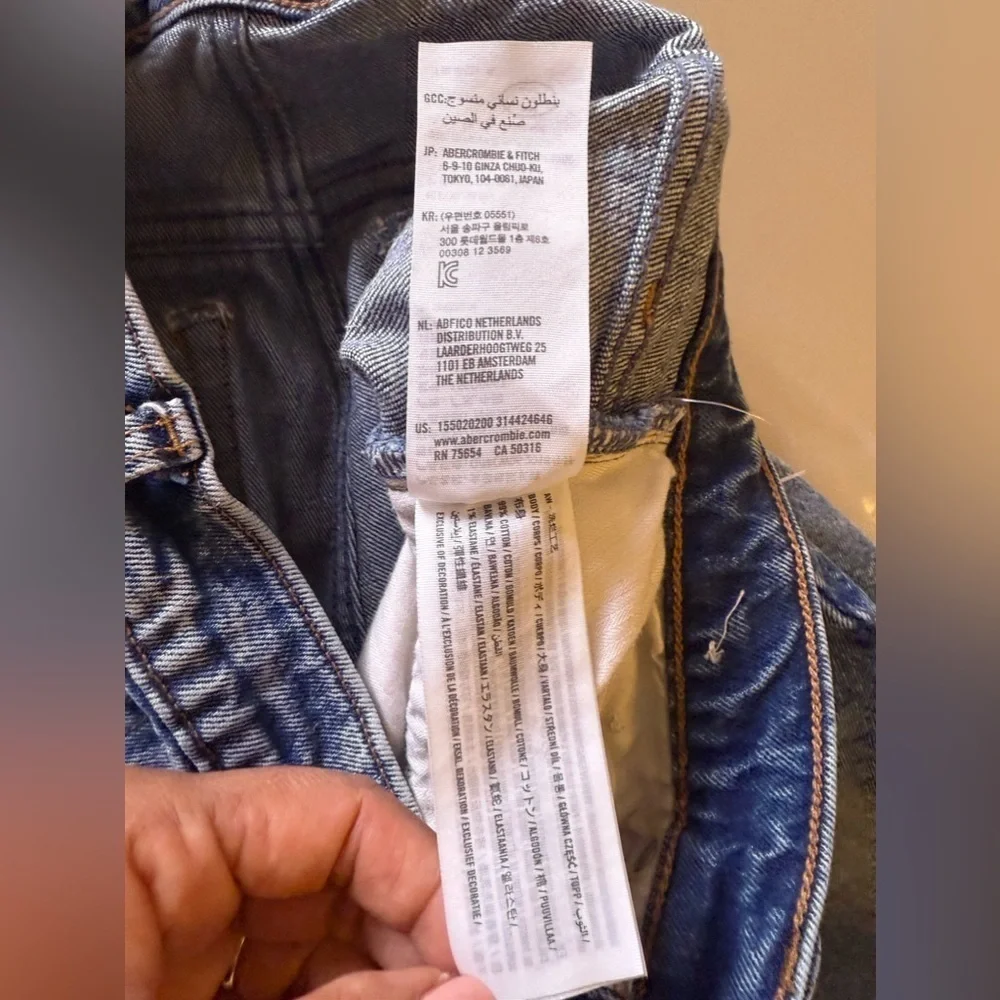 Abercrombie & Fitch The Mom High Rise Blue Jeans Distress Size 28/ 6L Pocket Zip